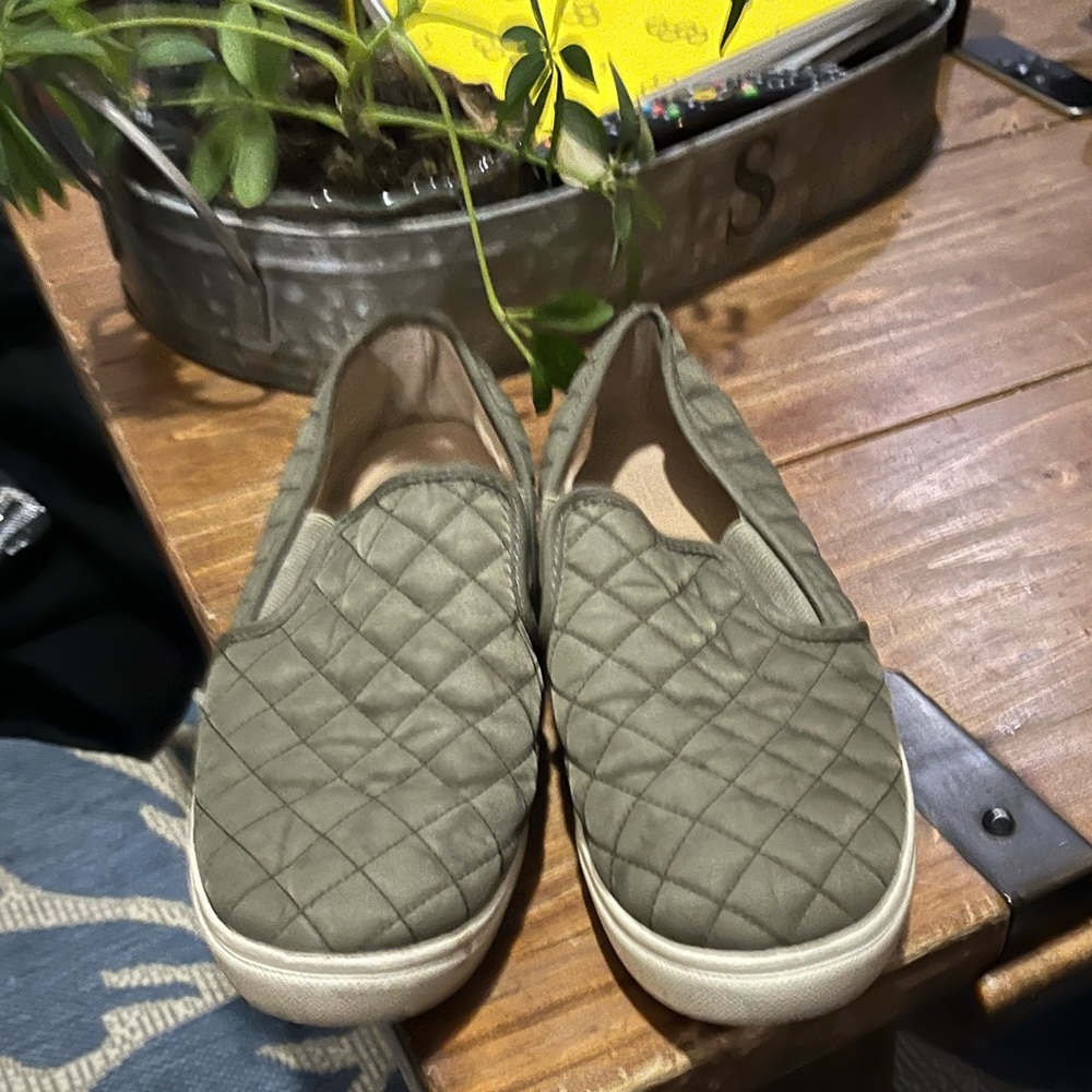 Women’s olive green quilted shoe size 9. Good condition and smoke free home.
